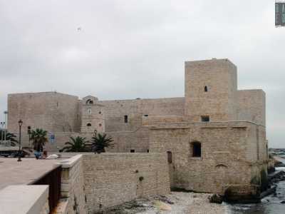 Ma importanti sono anche la costruzione del castello di Trani...